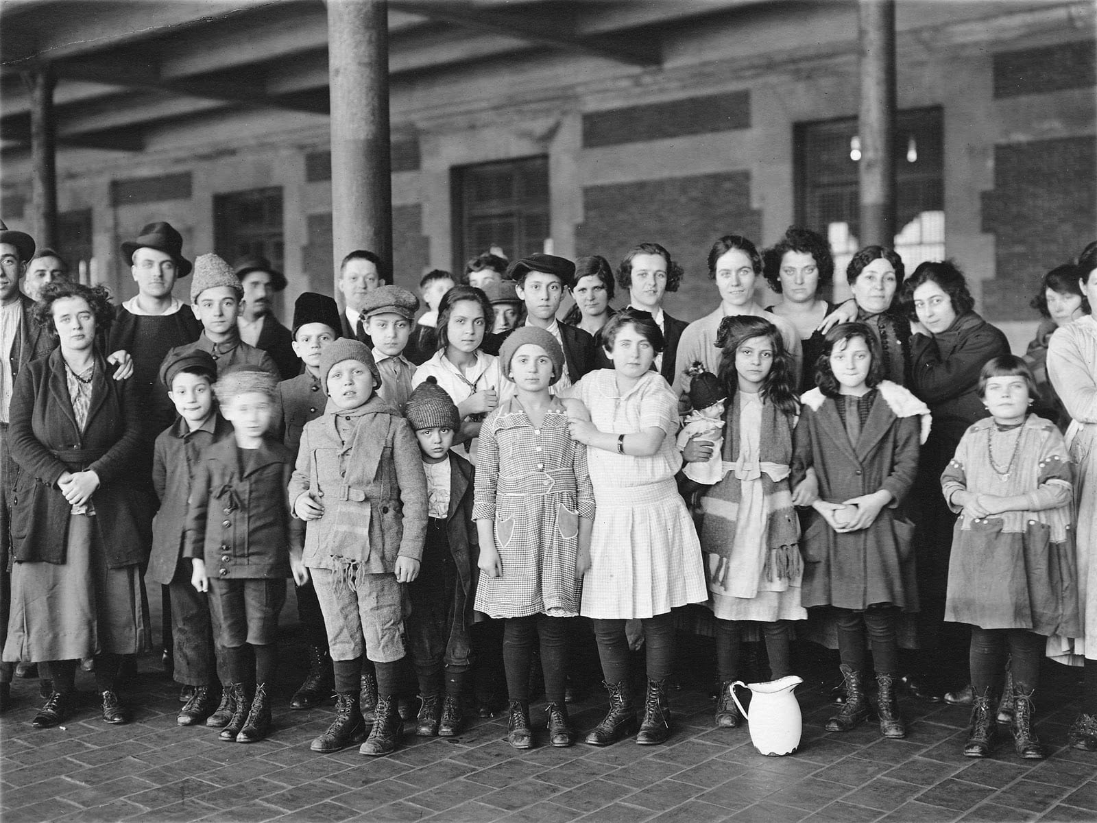 immigrant-children-at-ellis-island-in-1908